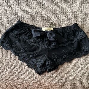 ABERCROMBIE AND FITCH LACE SHORTS WITH SATIN BOW